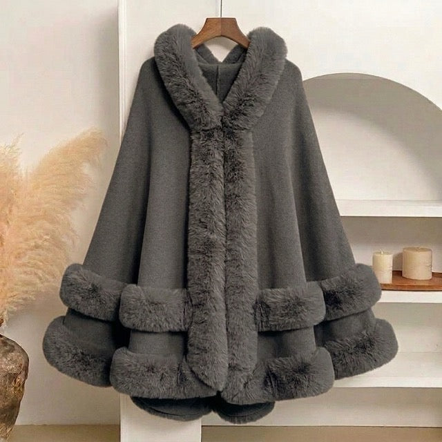 Flauschiger Kapuzen-Poncho