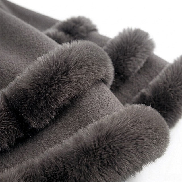 Flauschiger Kapuzen-Poncho