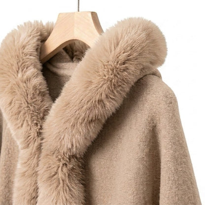 Flauschiger Kapuzen-Poncho