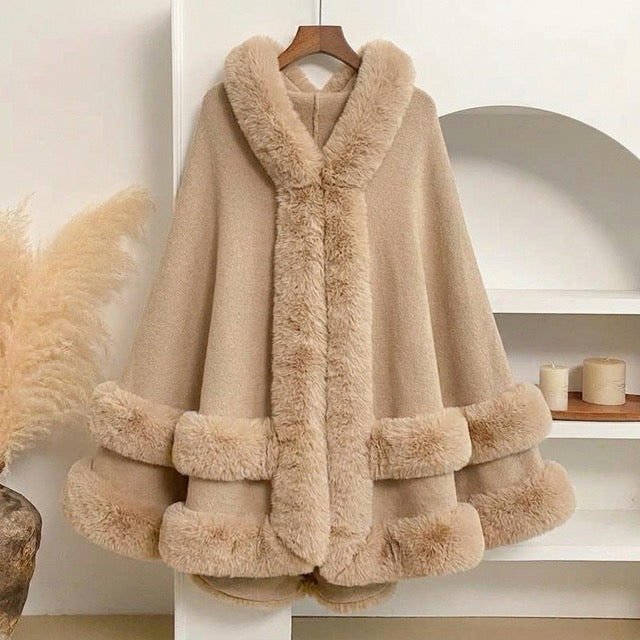 Flauschiger Kapuzen-Poncho