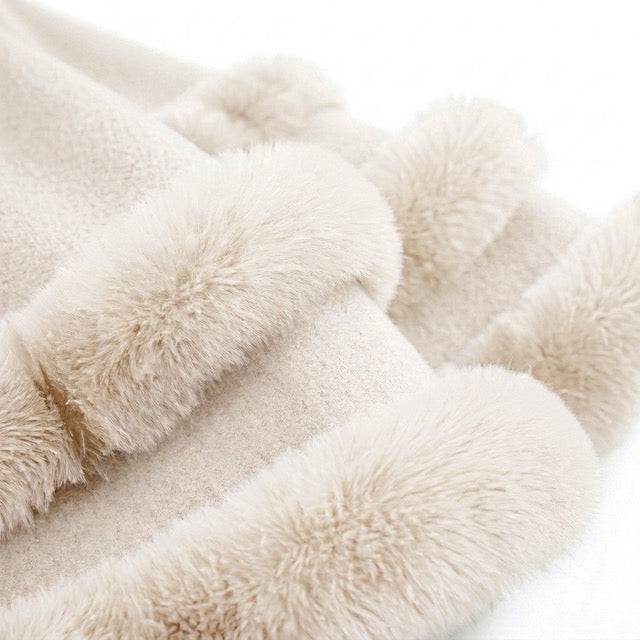 Flauschiger Kapuzen-Poncho