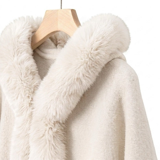Flauschiger Kapuzen-Poncho